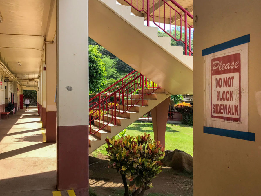 The walkway at A building displays a sign placed by Kalani admin reading Do Not Block Sidewalk to help direct the flow of traffic. Certain areas around campus have become popular hangout spots and many people on campus feel walkway and stairwell crowding has become a problem. Photo by Jake Nakamura 2018.
