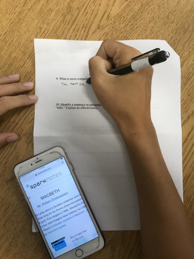 A student uses the Sparknotes website to help answer questions on a Macbeth worksheet in class. Photo by Serena Wong 2019.