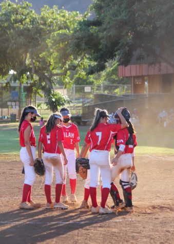 The Falcons take a timeout after the sixth inning to allow them to recuperate and stop Kaisers scoring momentum. Photo by Shyloh Morgan (12).