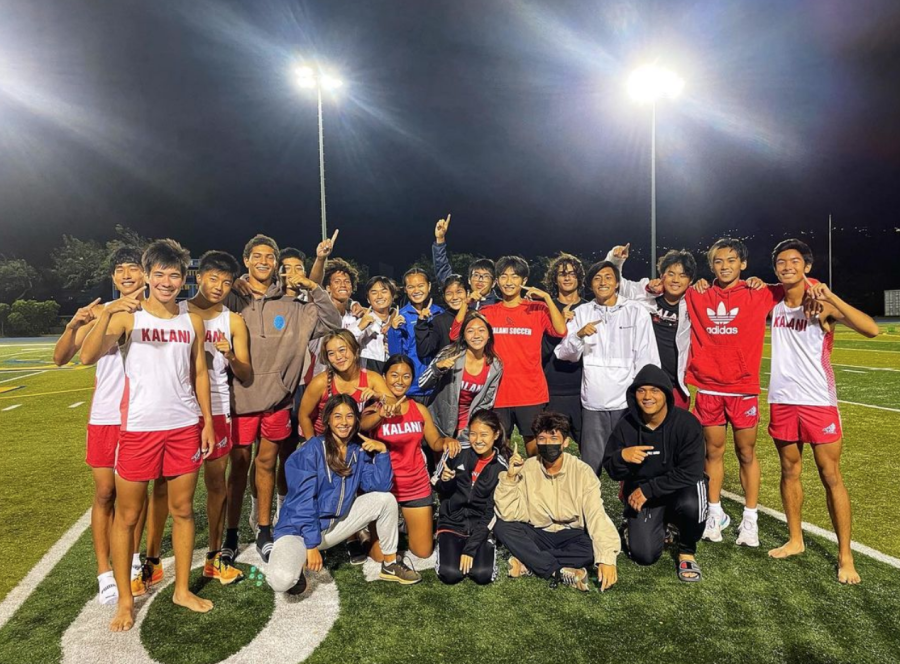 The+Kalani+Varsity+Girls+and+Boys+teams+hold+up+No.+1s+on+the+infield+at+Kaiser+High+School+after+winning+the+Eastern+Division+Championships+on+Saturday%2C+April+16.+Photo+by+Gabe+Tom.+